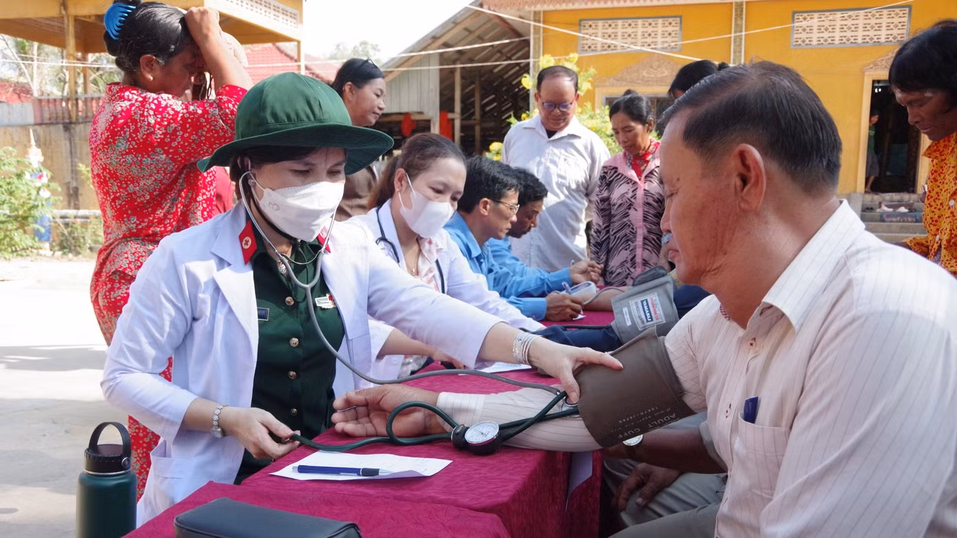 Khám bệnh, cấp thuốc miễn phí cho người dân Campuchia.