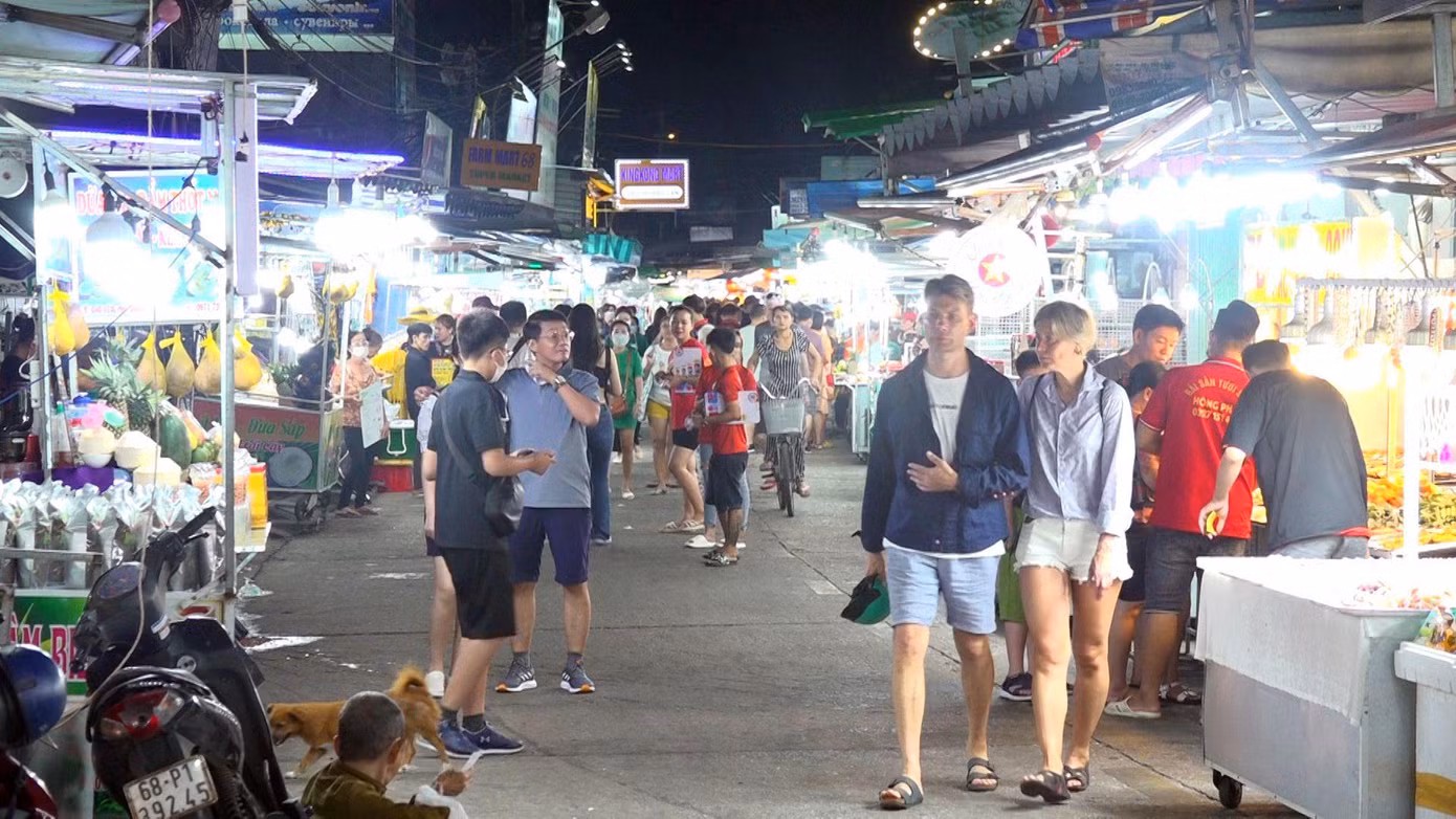 Khách đến tham quan Phú Quốc tập trung 1 số điểm như cáp treo, Vinpearl Safari Phú Quốc, chợ đêm...