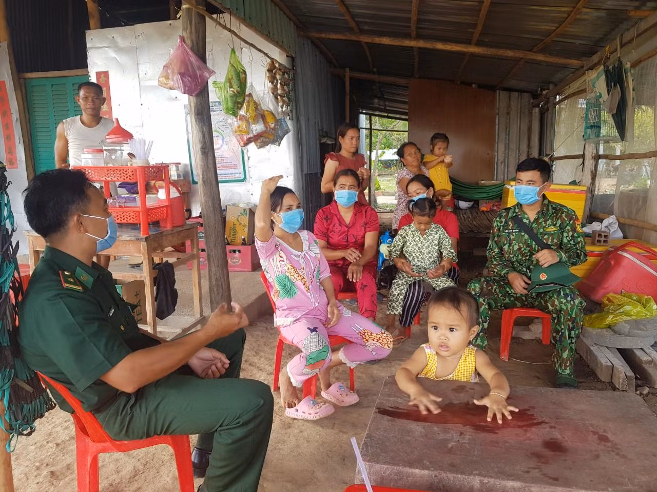 Lực lượng biên phòng cửa khẩu Quốc tế Hà Tiên tuyên truyền người dân nâng cao tinh thần cảnh giác, phát hiện người lạ nhập cảnh trái phép báo ngay cho lượng chức năng. Lực lượng biên phòng cửa khẩu Quốc tế Hà Tiên tuyên truyền người dân nâng cao tinh thần cảnh giác, phát hiện người lạ nhập cảnh trái phép báo ngay cho lượng chức năng.