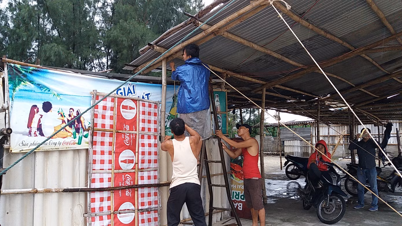 Hàng vạn hộ dân ở TT-Huế hối hả 'chạy' bão ảnh 3