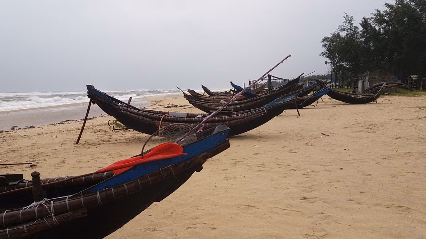 Hàng vạn hộ dân ở TT-Huế hối hả 'chạy' bão ảnh 1