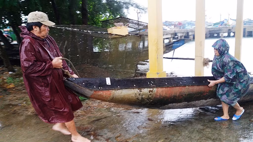 Hàng vạn hộ dân ở TT-Huế hối hả 'chạy' bão ảnh 2