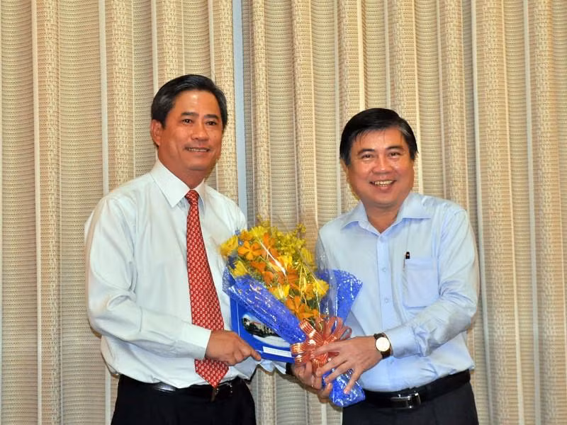 Ông Dương Thanh Tùng (trái) nhận quyết định giữ chức Tổng giám đốc Đài truyền hình TPHCM năm 2016