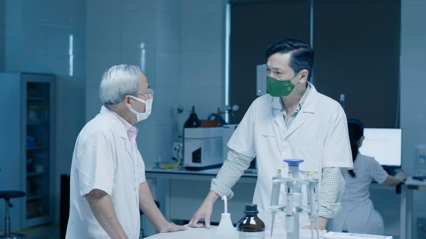 Phim động chạm tới vụ nâng khống giá kit test.