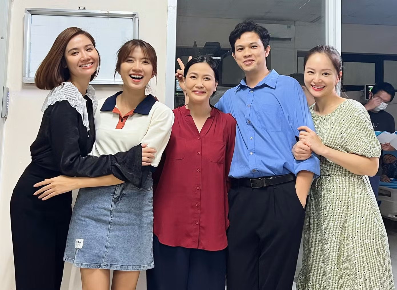 Hình ảnh hậu trường của dàn diễn viên ghi hình những tập cuối.