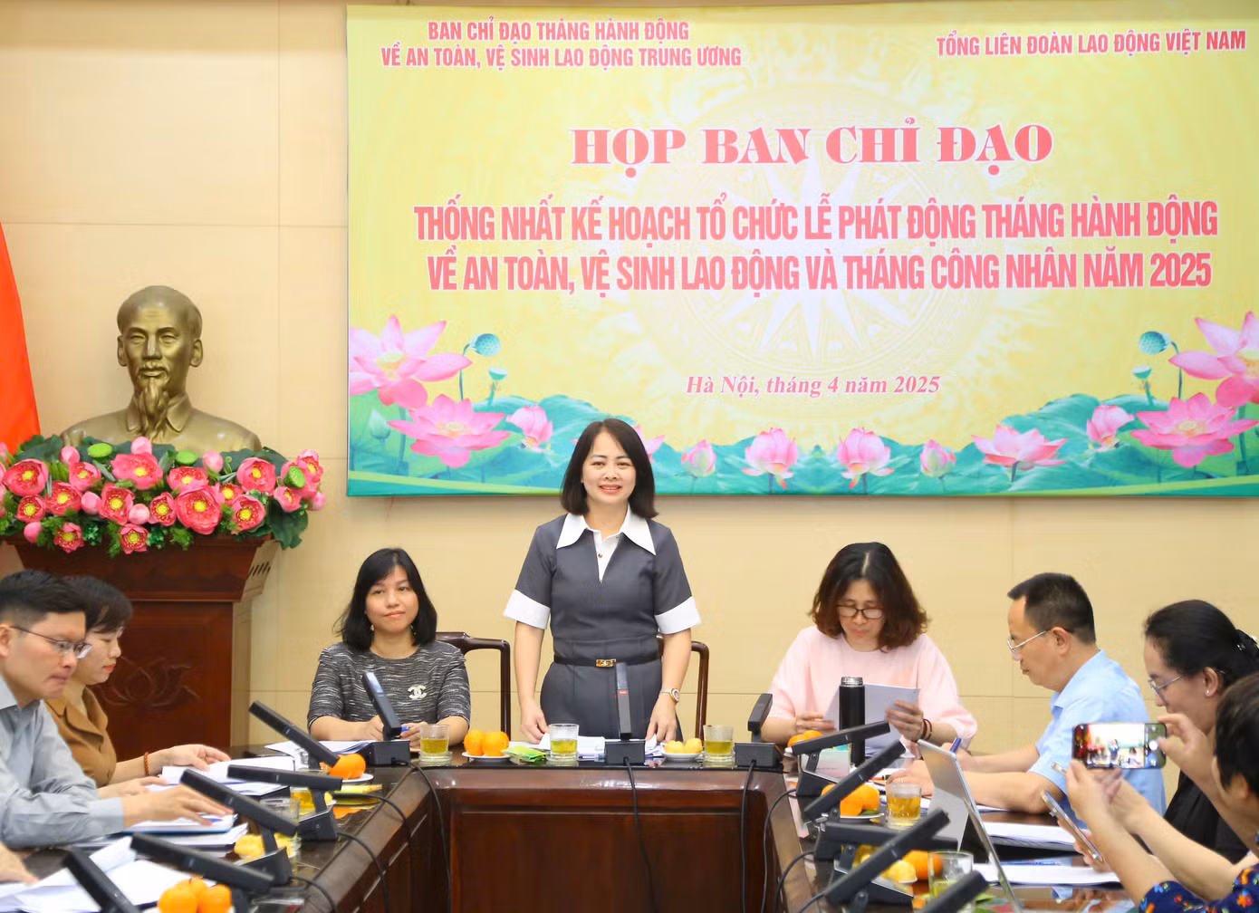Bà Chu Thị Hạnh - Phó Cục trưởng Cục Việc làm, Bộ Nội vụ - thông tin tại họp báo. Ảnh: Tống Giáp.