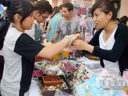 Mua hàng giảm giá cũng là cách để tiết kiệm tiền . Mua hàng giảm giá cũng là cách để tiết kiệm tiền