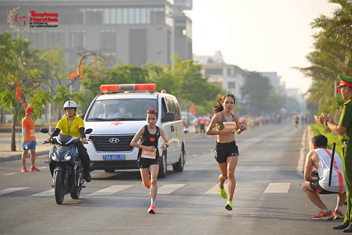 Hai nữ chiến binh Ngọc Hoa và Lê Thị Tuyết trên đường chạy Tiền Phong Marathon.