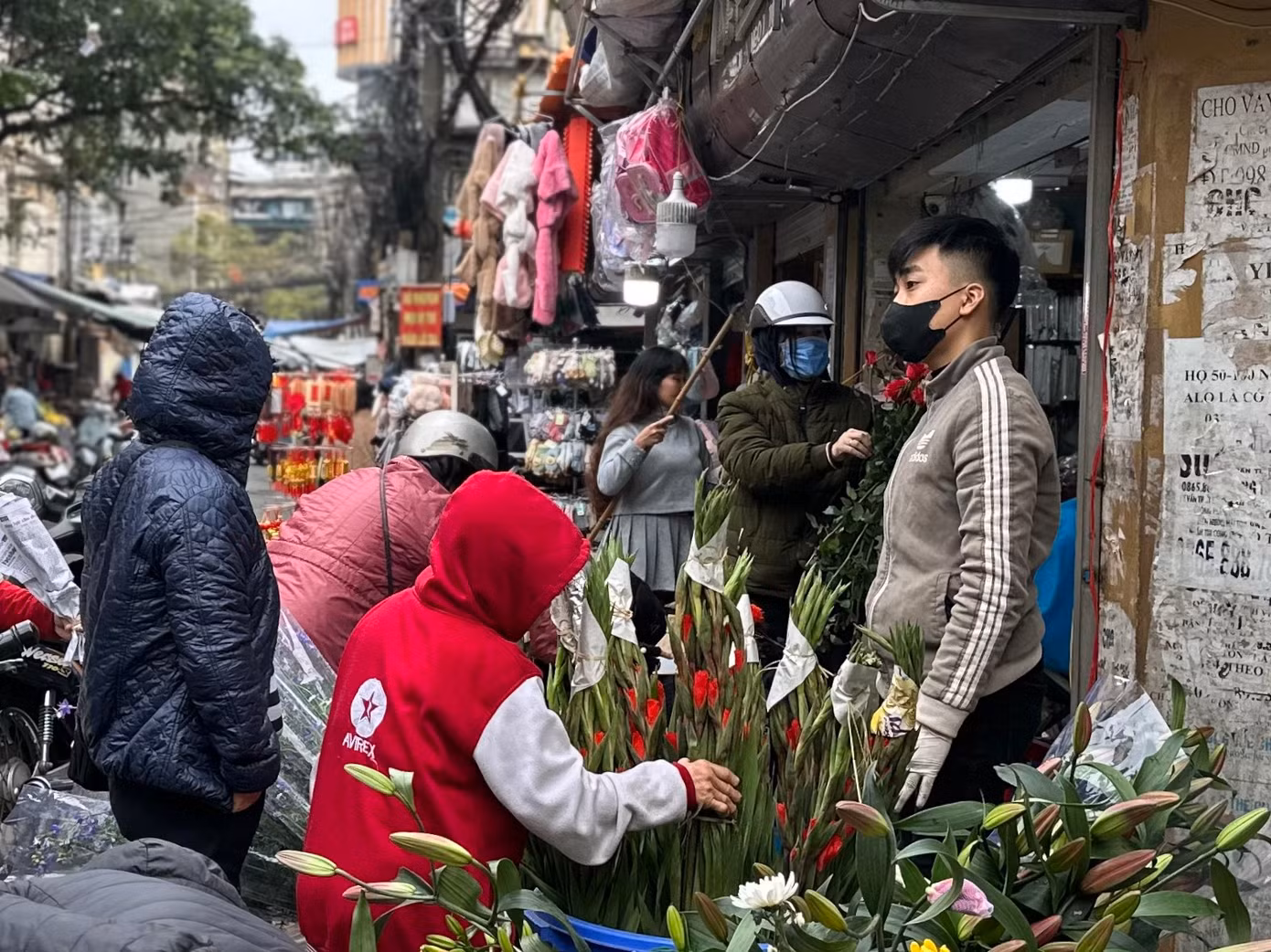 Ngày 30 Tết, giá hoa tươi neo cao, hoa lay ơn lên đến 20.000 đồng/bông, hoa ly từ 40.000- 60.000 đồng/bông.