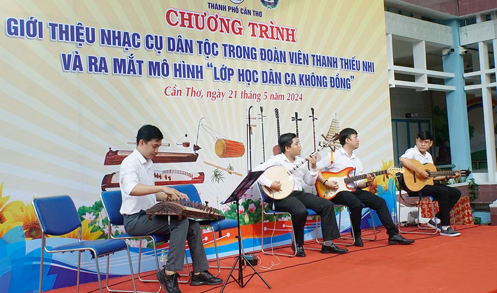 Giáo viên, học sinh tham gia chơi các loại nhạc cụ truyền thống kết hợp hiện đại tại chương trình. Ảnh: Hòa Hội