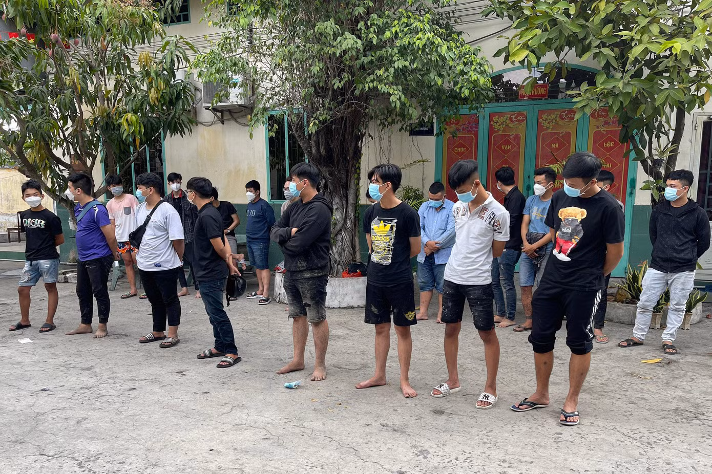 Nhóm 'quái xế' bị đưa về trụ sở CSGT làm việc.