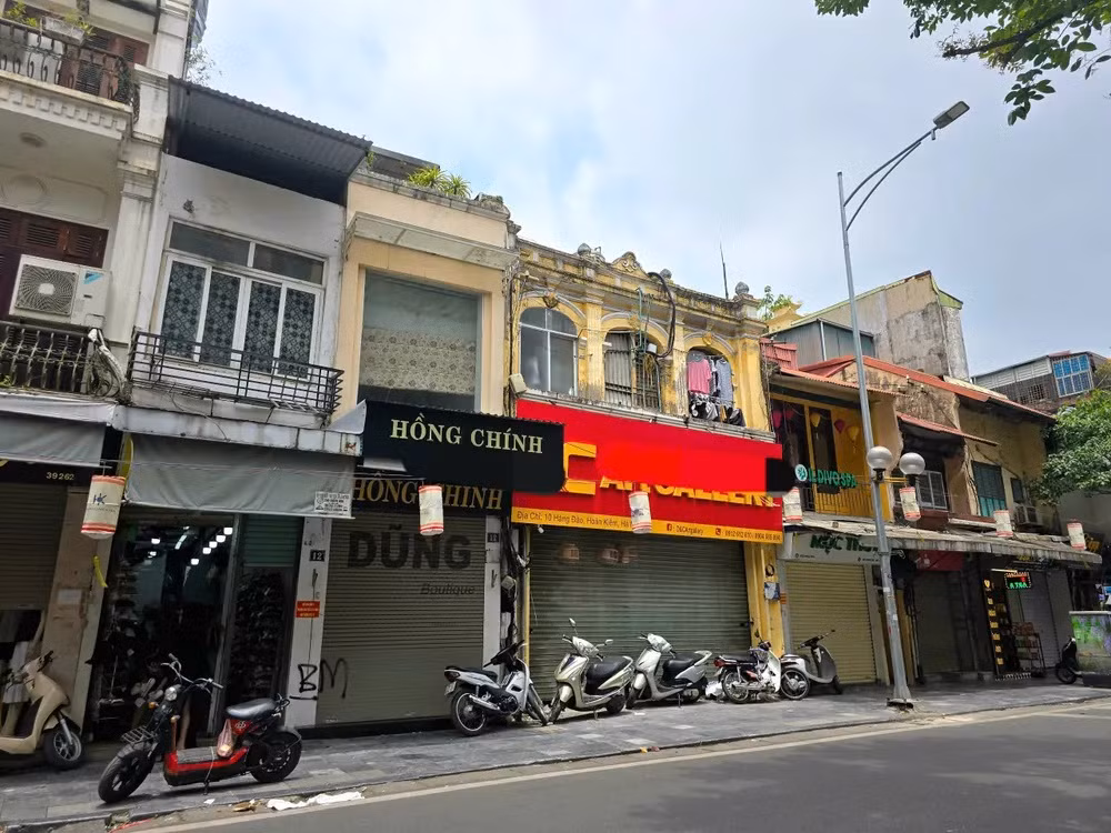 Cảnh các cửa hàng đóng cửa hàng loạt trên phố Hàng Đào (quận Hoàn Kiếm).