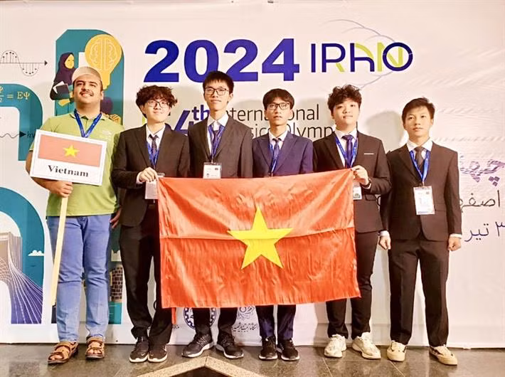 Đội tuyển Việt Nam dự thi Olympic Vật lý quốc tế năm 2024