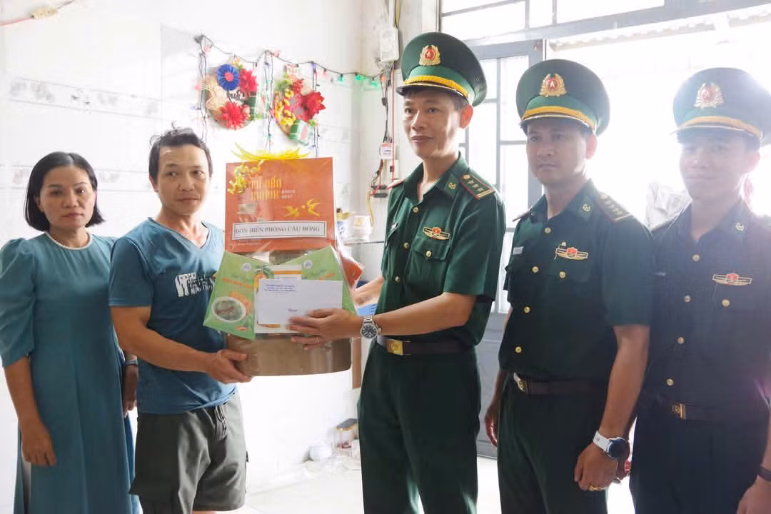 Cán bộ Đồn Biên phòng Cầu Bóng đã đến thăm hỏi tặng quà hỗ trợ gia đình nữ sinh.