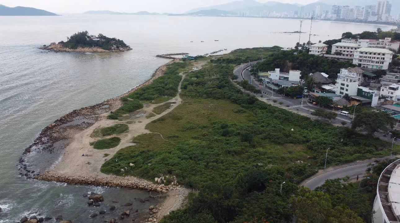 Một trong những khu đất rộng hơn 10 ha tại Nha Trang bị bỏ hoang là dự án "Công viên văn hóa, giải trí, thể thao Nha Trang Sao" ở đường Phạm Văn Đồng. Khu đất nằm bên vịnh Nha Trang gần danh thắng Hòn Đỏ, Hòn Chồng.