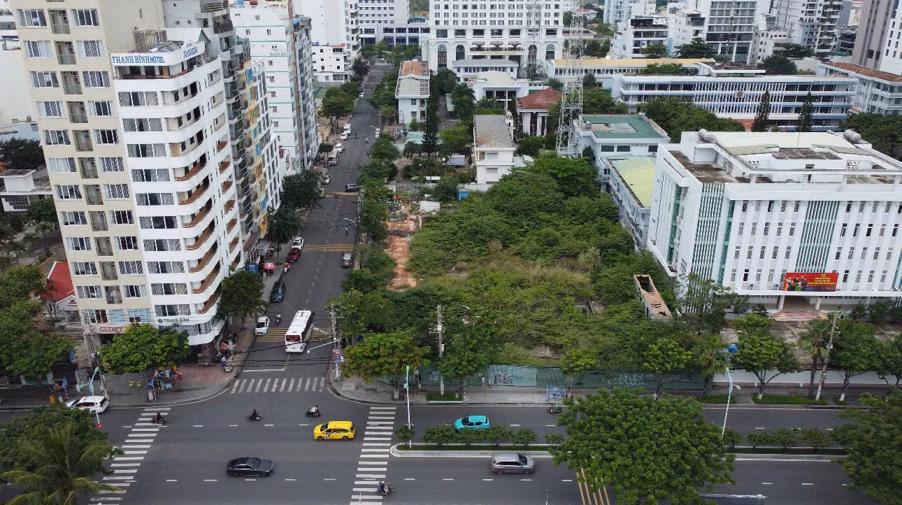 Bị bỏ hoang lâu nhất là khu đất ở 82 Trần Phú với thời gian gần 20 năm. Khu đất này rộng hơn 3.600 m2 nằm ở mặt tiền con đường biển sầm uất nhất của phố biển Nha Trang.