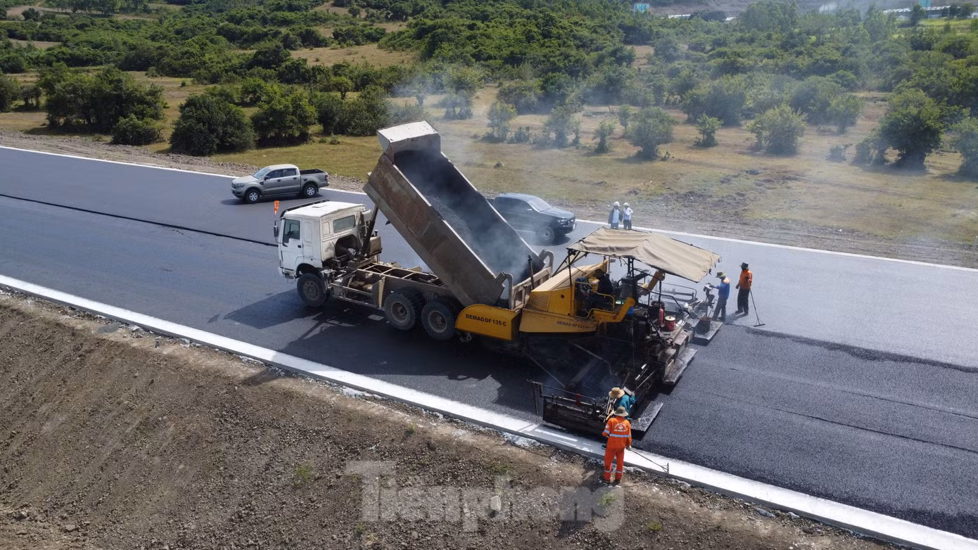 Công nhân miệt mài thi công nhiều hạng mục công trình để kịp tiến độ đề ra.