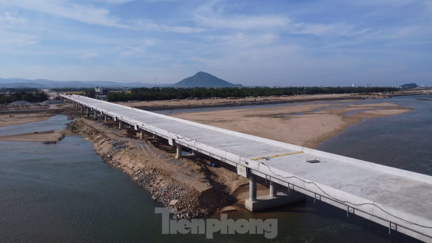 Cầu Đà Rằng bắc qua sông Ba, nằm trên địa bàn 2 huyện Phú Hòa và Tây Hòa. Theo chủ đầu tư, các đơn vị đã thi công 32/32 cầu, đạt 100% tiến độ.