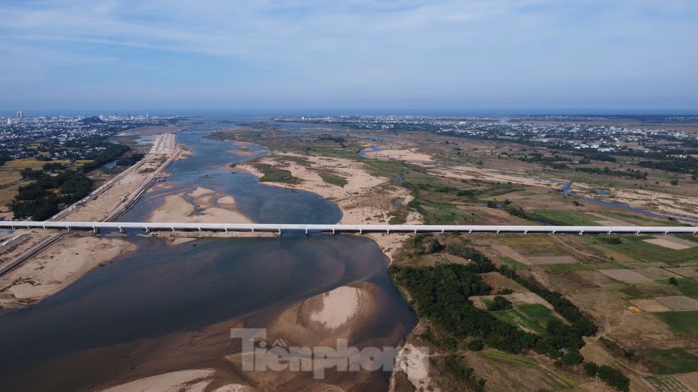 Cầu Đà Rằng có chiều dài hơn 2,1km, rộng 17,5m, quy mô 4 làn xe, tổng mức đầu tư hơn 650 tỷ đồng. Hiện nay, cầu Đà Rằng đã cơ bản được thi công hoàn thiện, các đơn vị chuẩn bị lắp lan can, thảm nhựa. Đây cũng là cây cầu dài nhất đoạn cao tốc Chí Thạnh - Vân Phong.