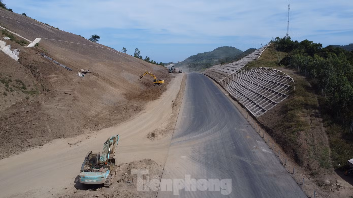 Theo đại diện chủ đầu tư, lũy kế sản lượng thi công cao tốc đến nay đạt 74% so với hợp đồng. Để kịp tiến độ đề ra, các nhà thầu thi công sử dụng nhiều biện pháp nhằm đảm bảo tiến độ và chất lượng của dự án, đồng thời tạo điều kiện thuận lợi cho các nhà thầu trong quá trình thi công.