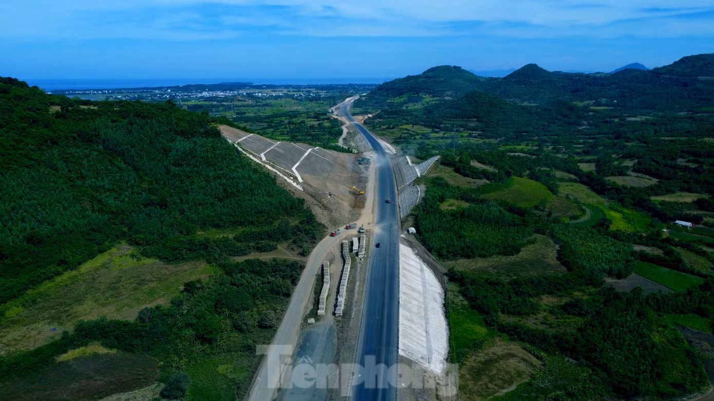 Dự án cao tốc Chí Thạnh - Vân Phong được khởi công đầu năm 2023 do Ban Quản lý dự án 7 - Bộ Xây dựng làm chủ đầu tư, ban đầu dự kiến hoàn thành quý 4/2025.