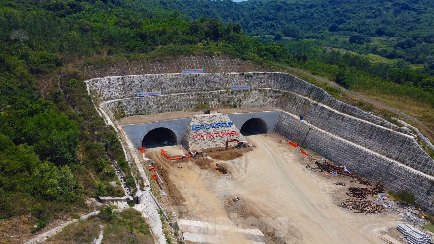 Điểm đầu của dự án nằm tại thị trấn Chí Thạnh (huyện Tuy An), hầm Tuy An có chiều dài hơn 1km. Đây là hầm duy nhất được xây mới tại cao tốc Chí Thạnh - Vân Phong với quy mô 2 ống hầm, mỗi ống 2 làn xe. Tổng mức đầu tư của hầm gần 850 tỷ đồng.