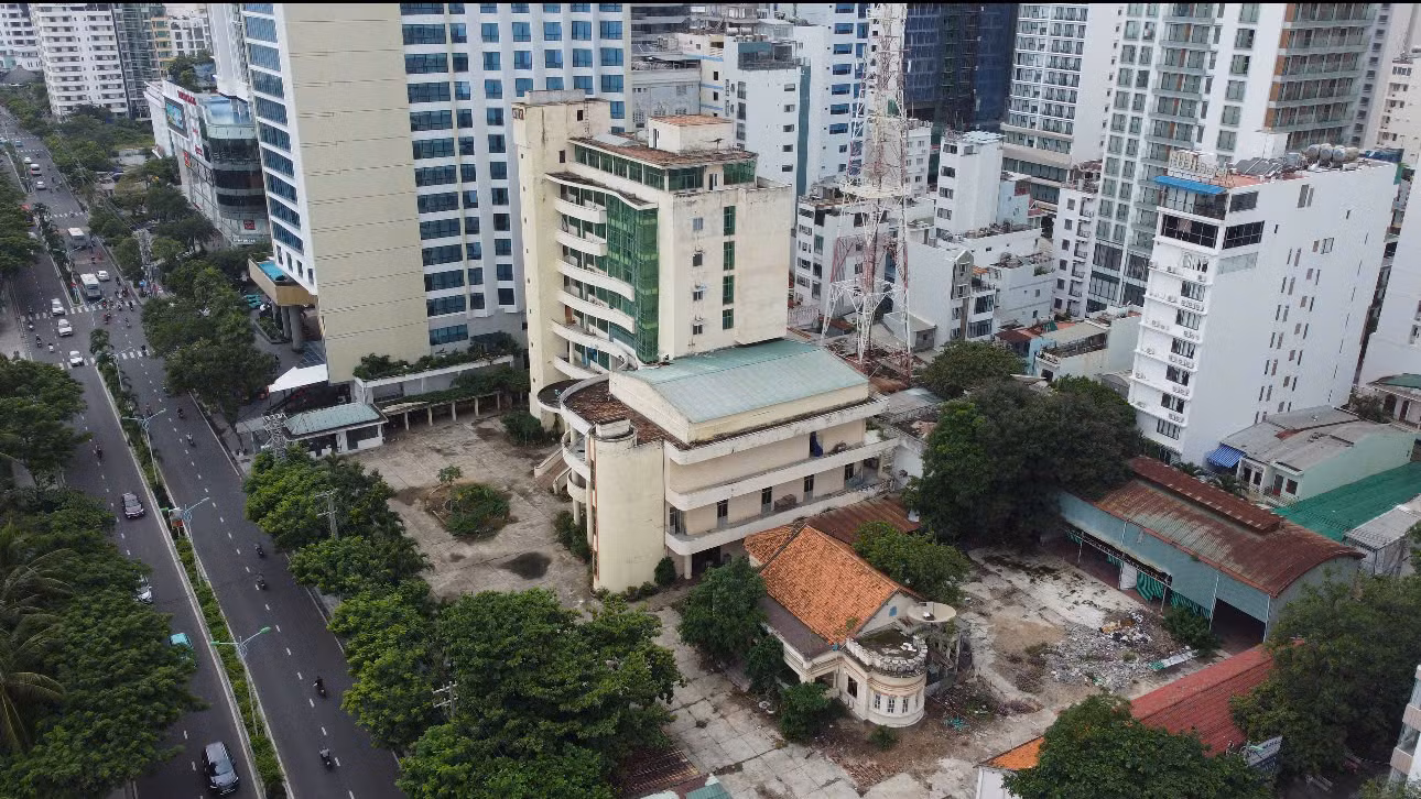 Cũng nằm mặt tiền đường biển là trụ sở cũ của Đài phát thanh và truyền hình tỉnh Khánh Hòa ở số 70 Trần Phú. Khu đất này cũng ở trong tình trạng bỏ không nhiều năm nay.
