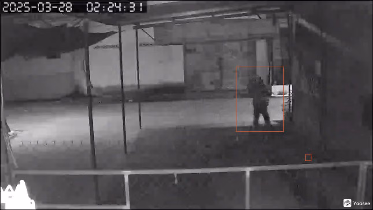 Camera giám sát ghi lại cảnh một người chạy khỏi hiện trường vụ cháy. Ảnh: Trích xuất camera