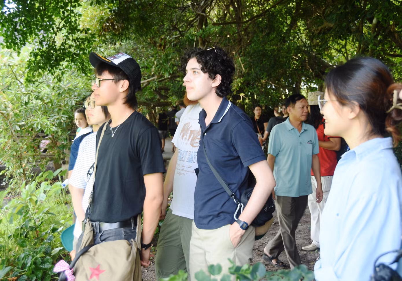 Lễ hội "phá Trằm" Trà Lộc thu hút nhiều khách tham quan là người nước ngoài.