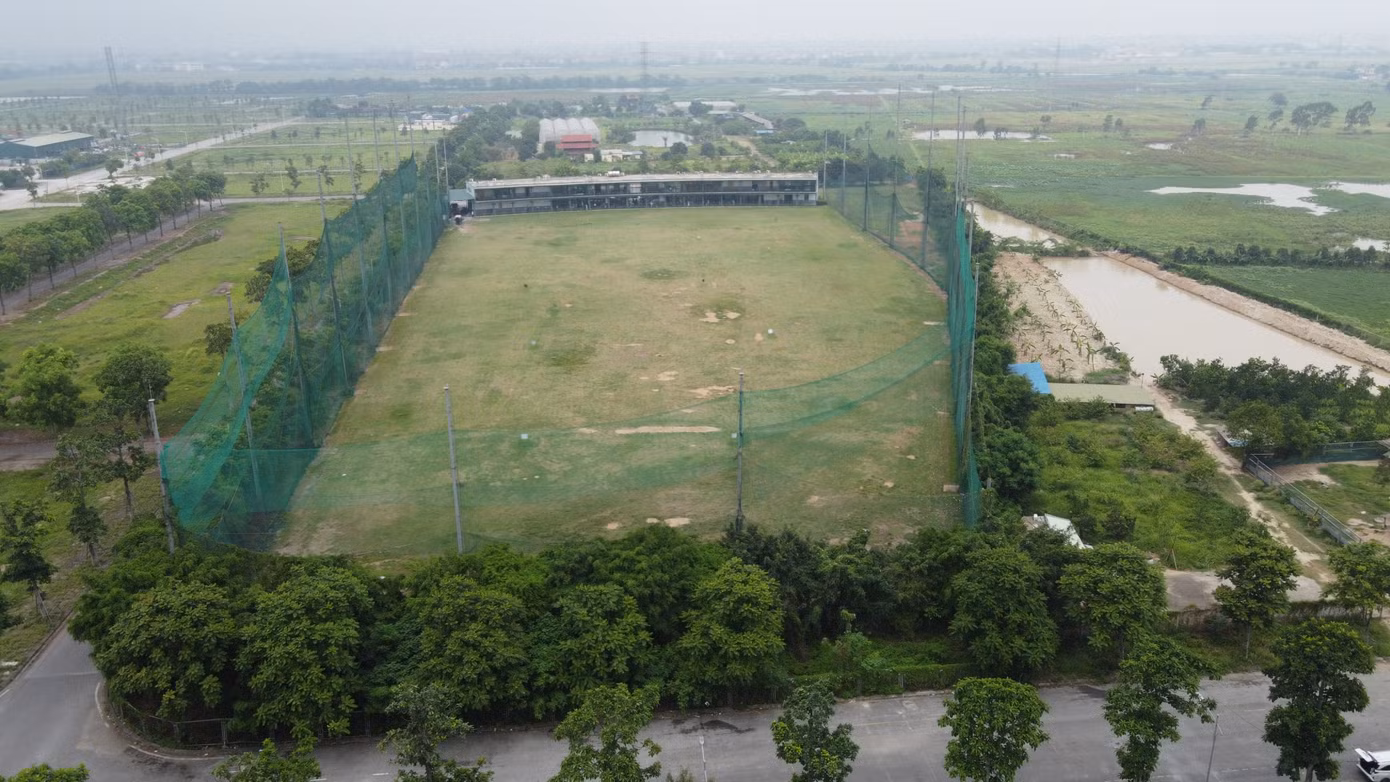 Qua báo cáo, kiểm tra của quận Hà Đông, sân tập golf 'mọc' sai quy hoạch trong KĐT Thanh Hà được chủ đầu tư tổ chức thi công xây dựng trên ô quy hoạch có ký hiệu A2.5-CCĐT01 thuộc dự án Khu đô thị mới Thanh Hà - Cienco5; Ô đất có diện tích gần 28.000m2, nằm trên địa bàn phường Phú Lương, quận Hà Đông và xã Cự Khê, huyện Thanh Oai. Ô đất có chức năng sử dụng đất là đất công cộng thành phố, khu ở, mật độ xây dựng 40%, quy mô 21 tầng.