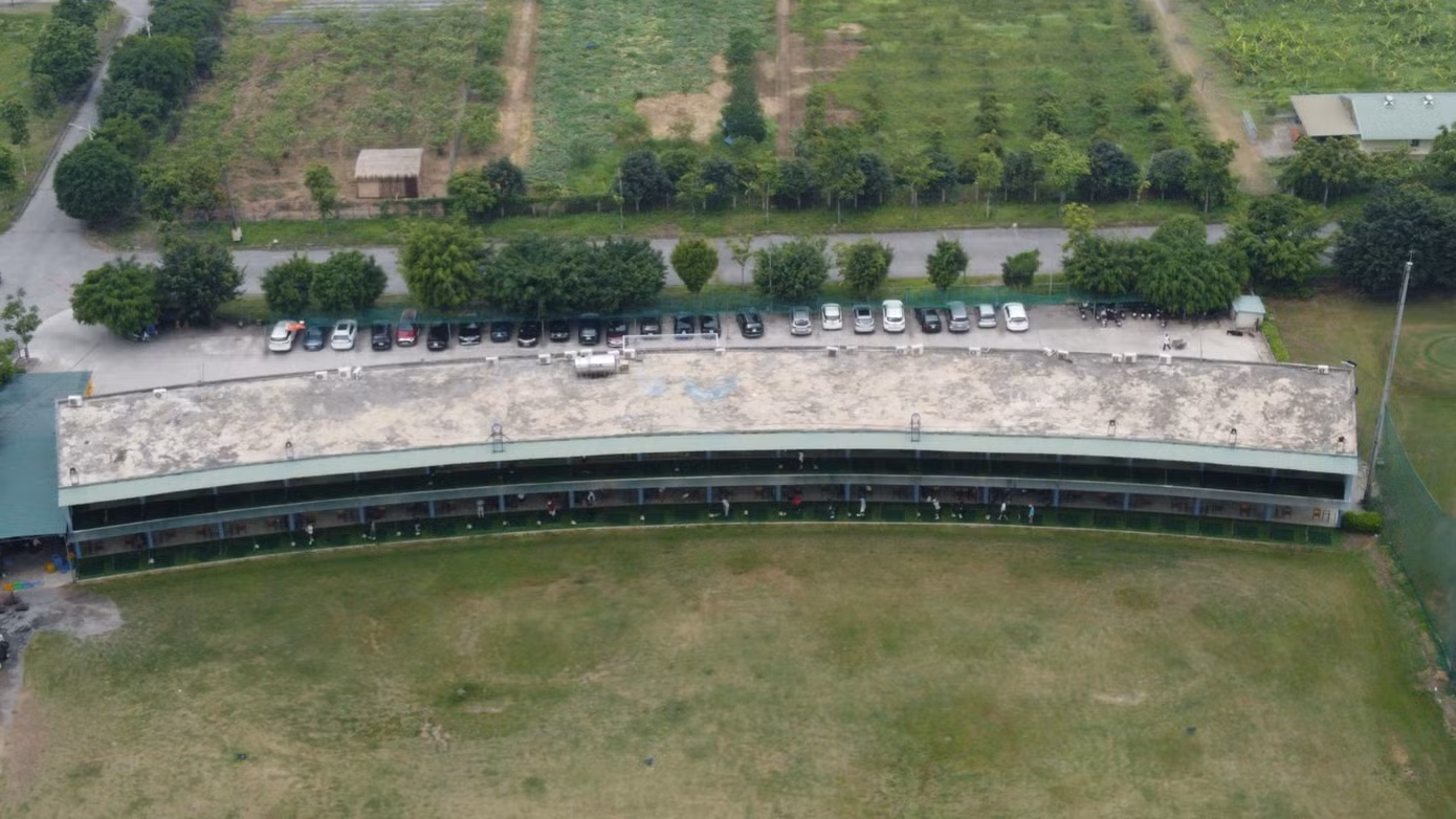 Cũng theo người dân, trước đó (năm 2020 – PV), cơ quan chức năng cưỡng chế, phá dỡ công viên nước Thanh Hà nhưng sân tập golf Thanh Hà vẫn nằm “chình ình”, hoạt động tấp nập. “Không hiểu sao đều là công trình xây sai quy hoạch, sử dụng đất sai mục đích nhưng có công trình bị xử lý, có không trình thì lại không. Liệu chính quyền địa phương có buông lỏng quản lý, “bảo kê” cho công trình sân tập golf Thanh Hà hay không?”, người dân đặt câu hỏi.