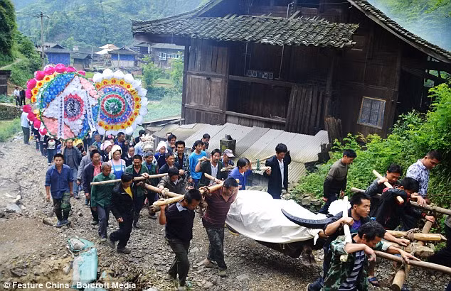 Người đưa tang chú trâu rất đông và đám tang được tổ chức khá linh đình