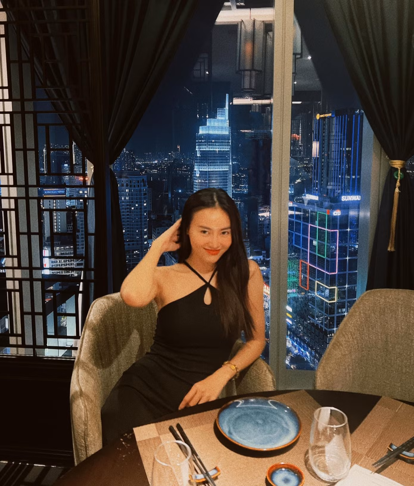 Sau nhiều năm diện lại, nữ chính Gái Già Lắm Chiêu đã có sự thay đổi lớn về nhan sắc, kết hợp tinh tế với kiểu tóc và phụ kiện, bộ váy của Lan Ngọc trông vẫn hợp thời.