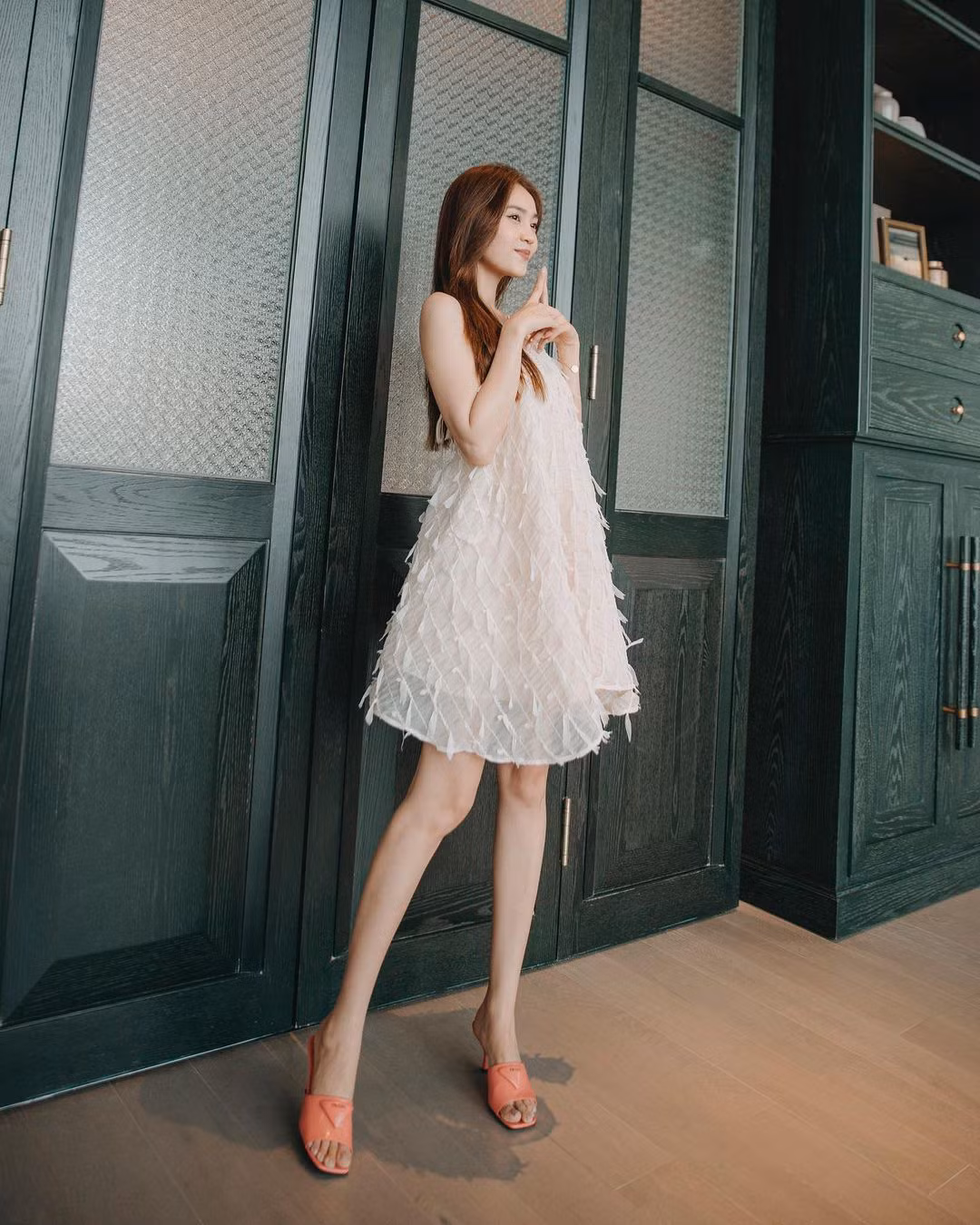 Trong một lần khác, khi diện lại thiết kế đầm cổ yếm, người đẹp thu hút ánh nhìn khi khoe khéo đôi chân dài thon gọn. Đôi guốc màu cam chính là điểm nhấn giúp lần xuất hiện này của Lan Ngọc trở nên mới mẻ, rực rỡ hơn.