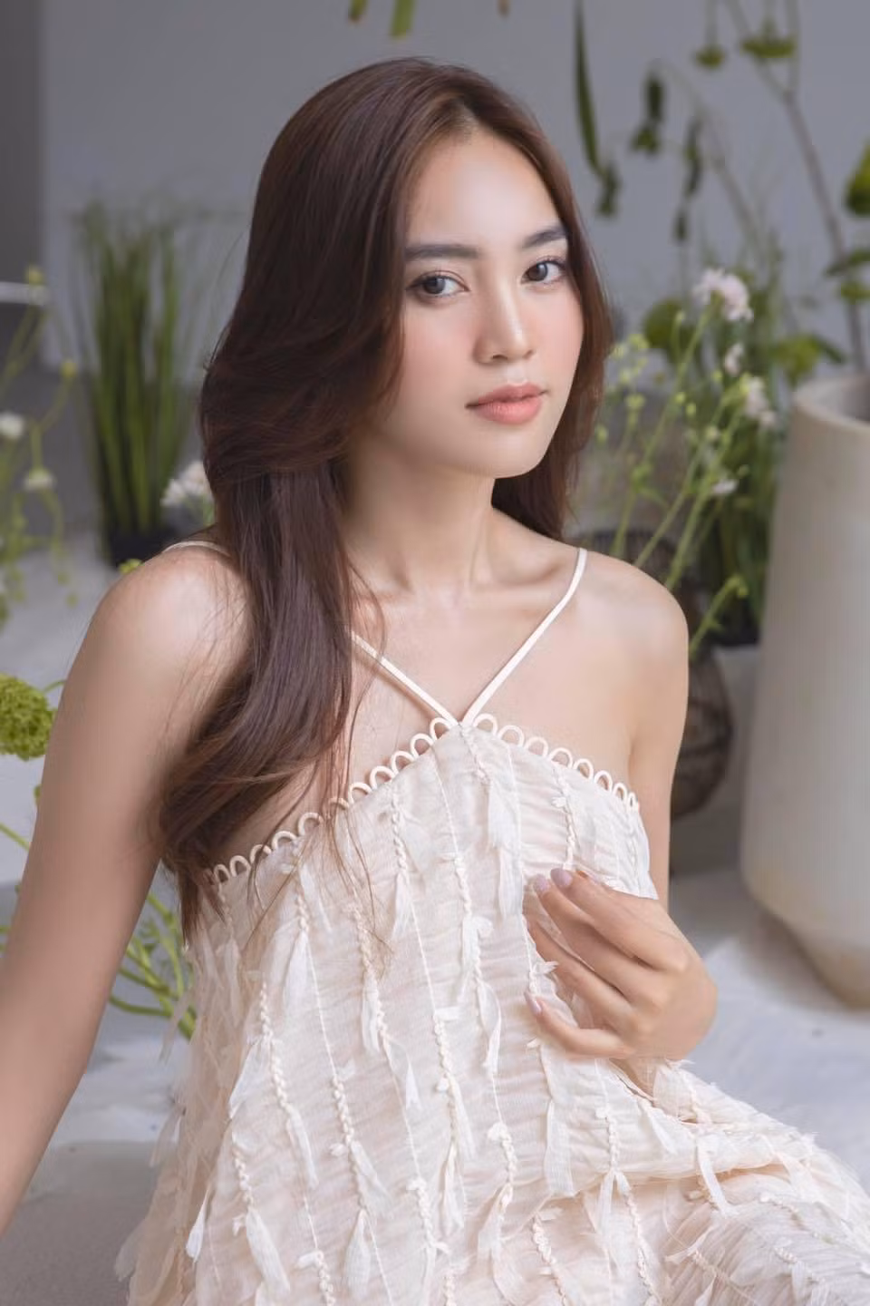 Sở hữu bờ vai mảnh mai kết hợp cùng kiểu tóc đơn giản và lối makeup nhẹ nhàng, Ninh Dương Lan Ngọc có thể dễ dàng chinh phục dáng váy cổ yếm.