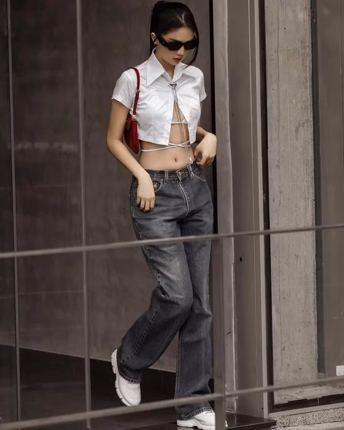 Chọn phối áo sơ mi đóng cúc "hờ" bên ngoài nội y kết hợp cùng quần jeans ống suông, Ngọc Trinh thu hút ánh nhìn khi lên đồ xuống phố.