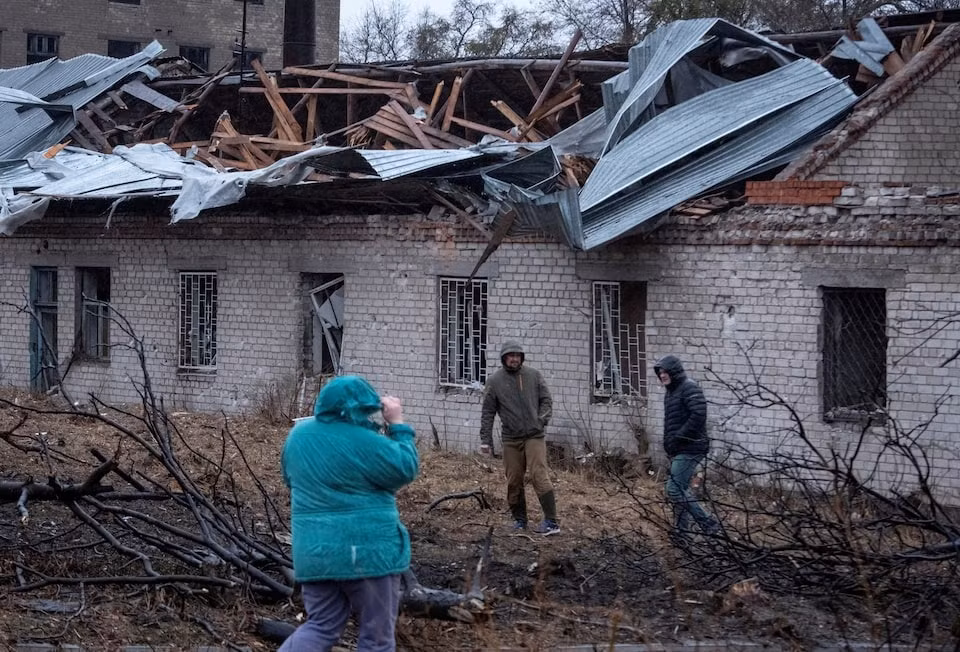 Một địa điểm ở Dnipro bị trúng tên lửa Nga hôm 21/11. (Ảnh: Reuters)