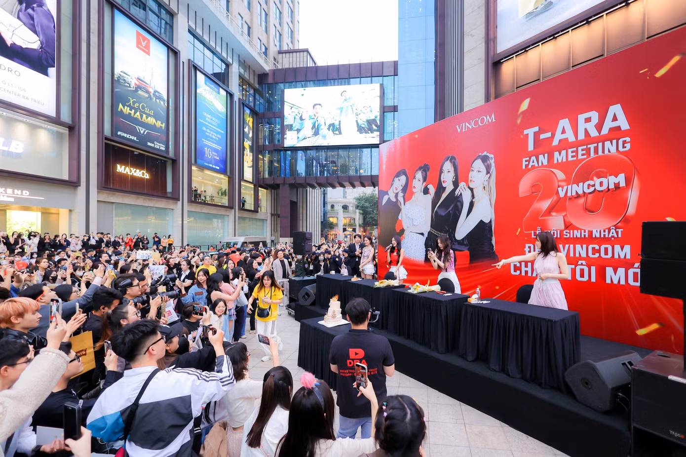 Fanmeeting của nhóm nhạc huyền thoại K-Pop Gen 2 tại Vincom Centrer Bà Triệu với sự tham gia cuồng nhiệt của đông đảo fan hâm mộ