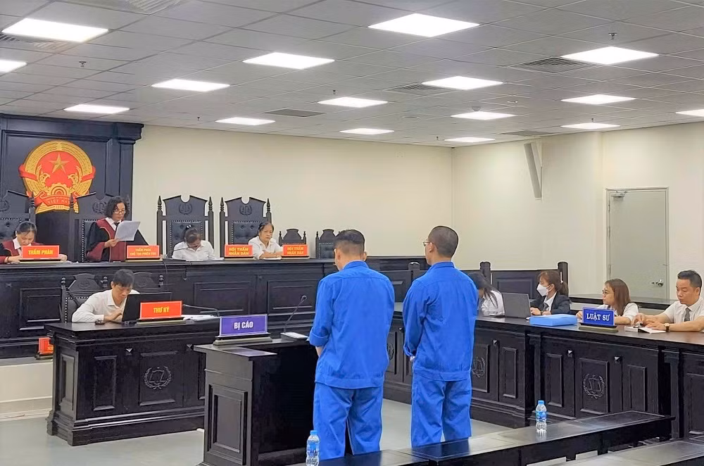 Hai luật sư nghe tòa tuyên án.