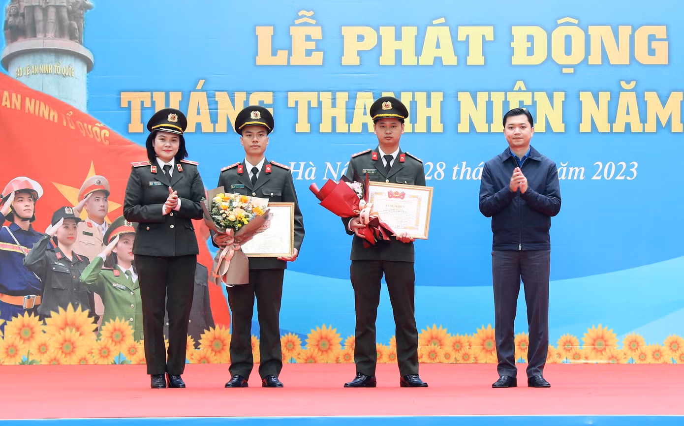 Các đoàn viên thanh niên công an tham gia công tác cứu hộ tại Thổ Nhĩ Kỳ nhận bằng khen.