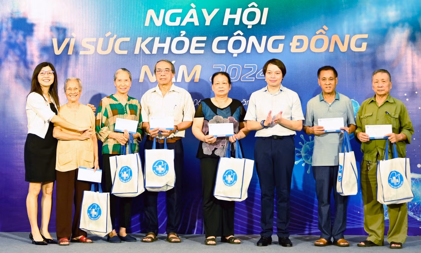 Nhiều phần quà được trao tặng tại chương trình.