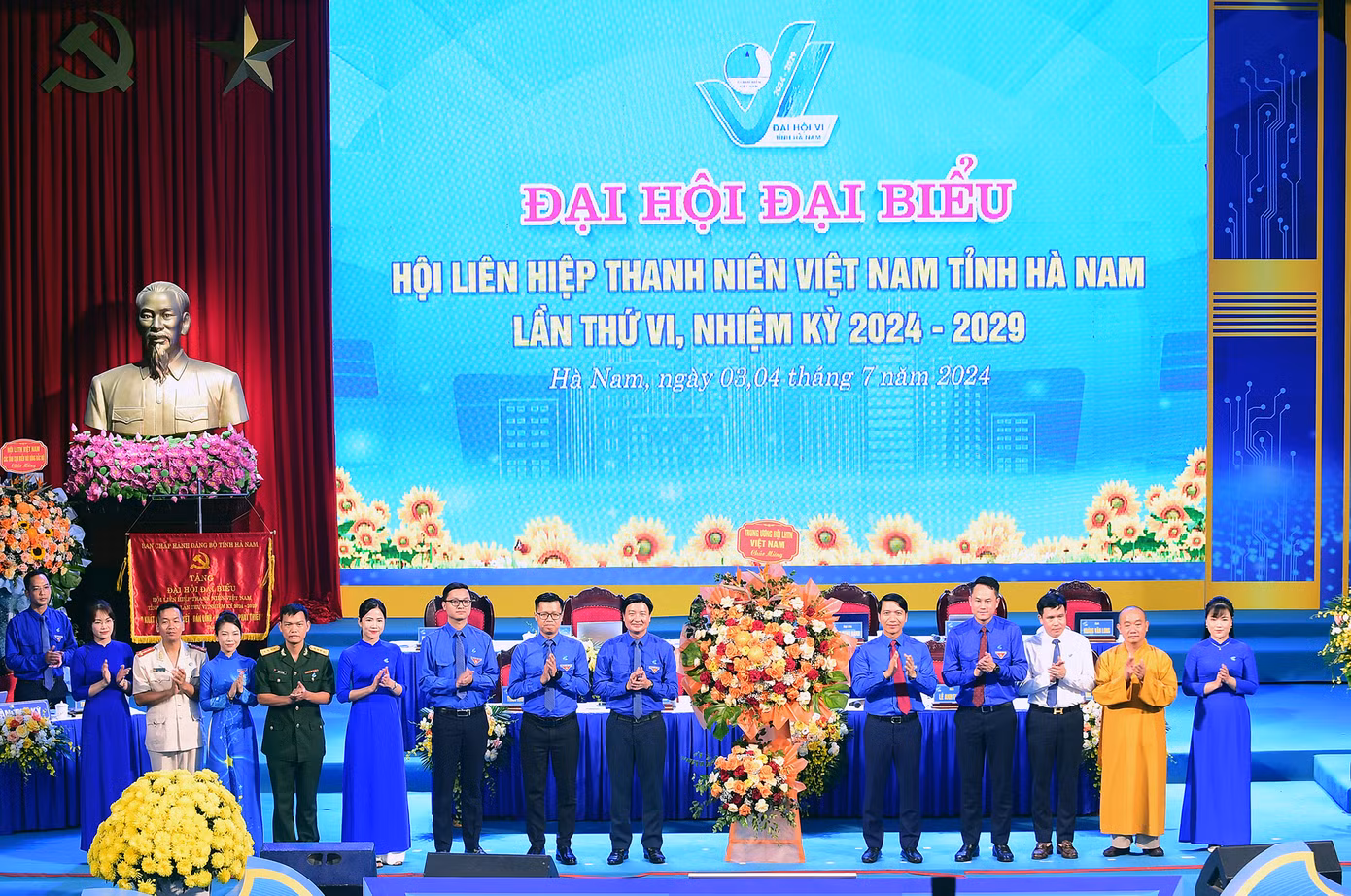 T.Ư Hội LHTN Việt Nam tặng hoa chúc mừng Đại hội.