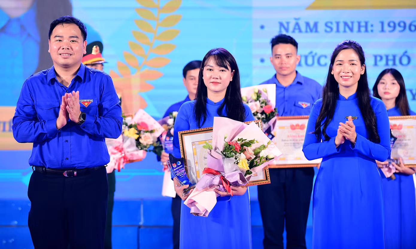 Anh Nguyễn Xuân Hiếu - Phó Chủ tịch T.Ư Hội LHTN Việt Nam và chị Dương Minh Nguyệt - Bí thư Tỉnh Đoàn, Chủ tịch Hội LHTN Việt Nam tỉnh Tuyên Quang tuyên dương thanh niên tiêu biểu.
