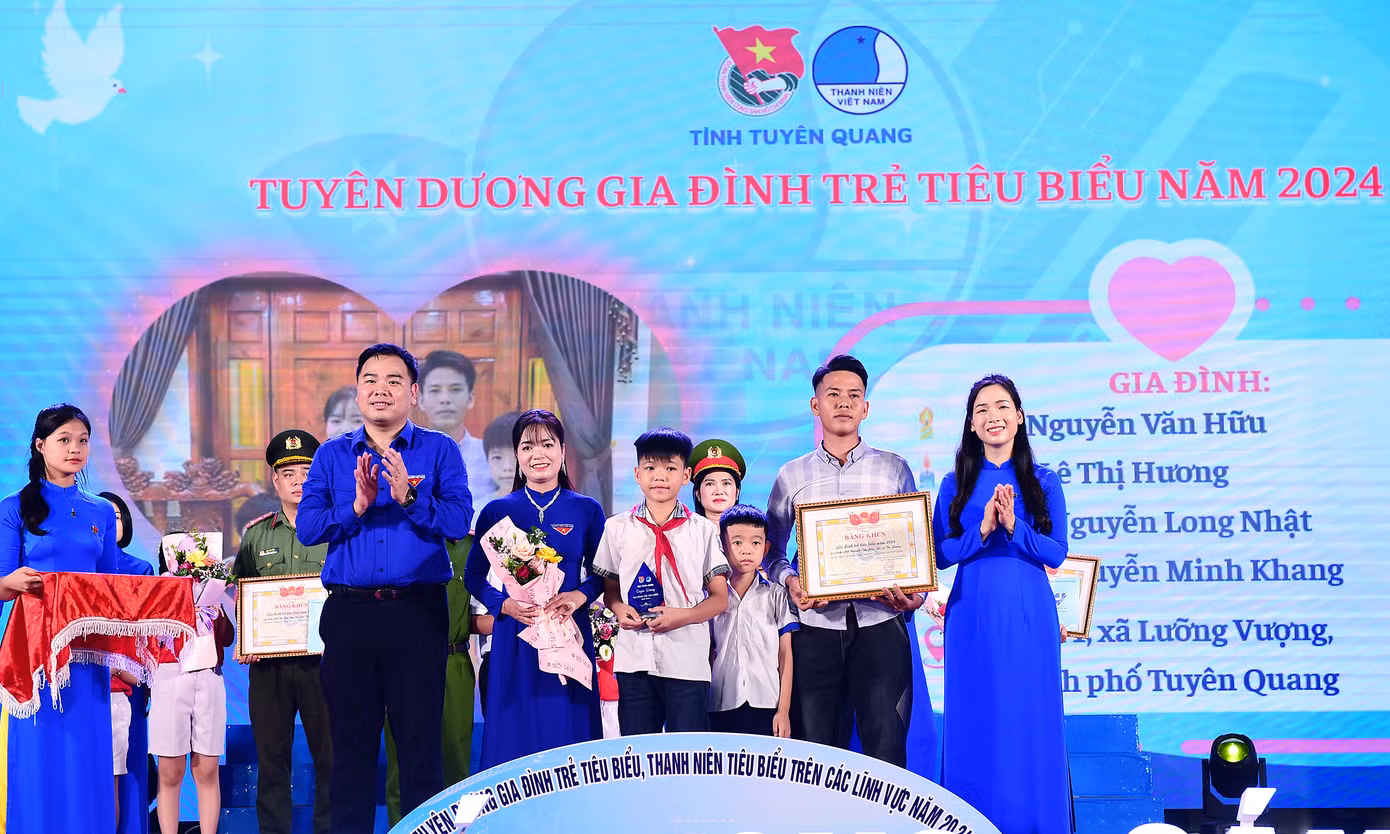 Anh Nguyễn Xuân Hiếu - Phó Chủ tịch T.Ư Hội LHTN Việt Nam và chị Dương Minh Nguyệt - Bí thư Tỉnh Đoàn, Chủ tịch Hội LHTN Việt Nam tỉnh Tuyên Quang tuyên dương gia đình trẻ tiêu biểu.