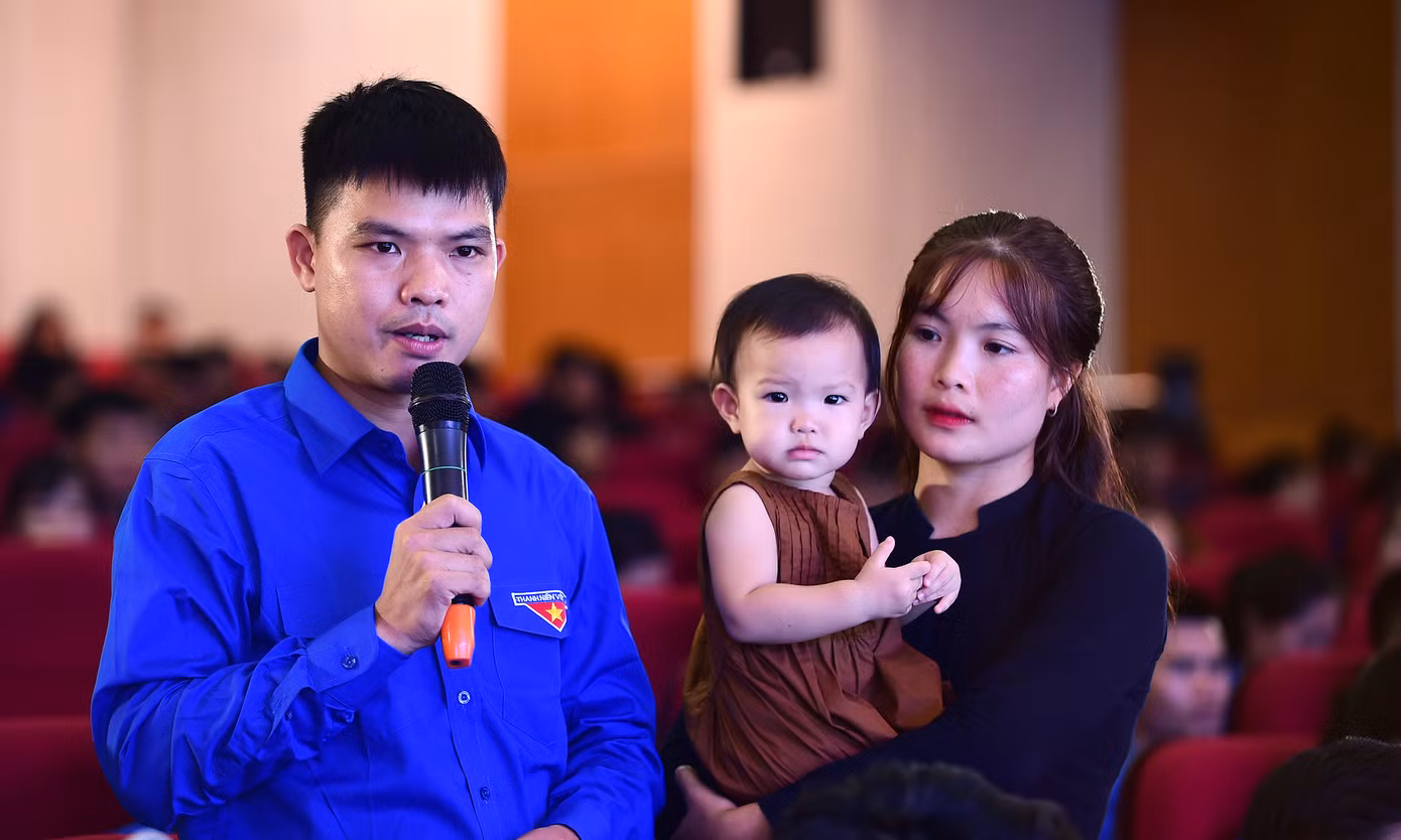 Gia đình trẻ tiêu biểu giao lưu trong chương trình.