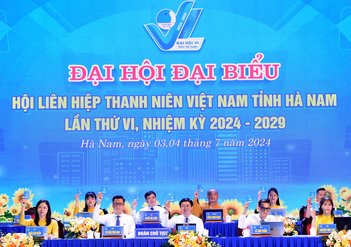 Đoàn Chủ tịch và các đại biểu tham biểu quyết hiệp thương tại Đại hội.