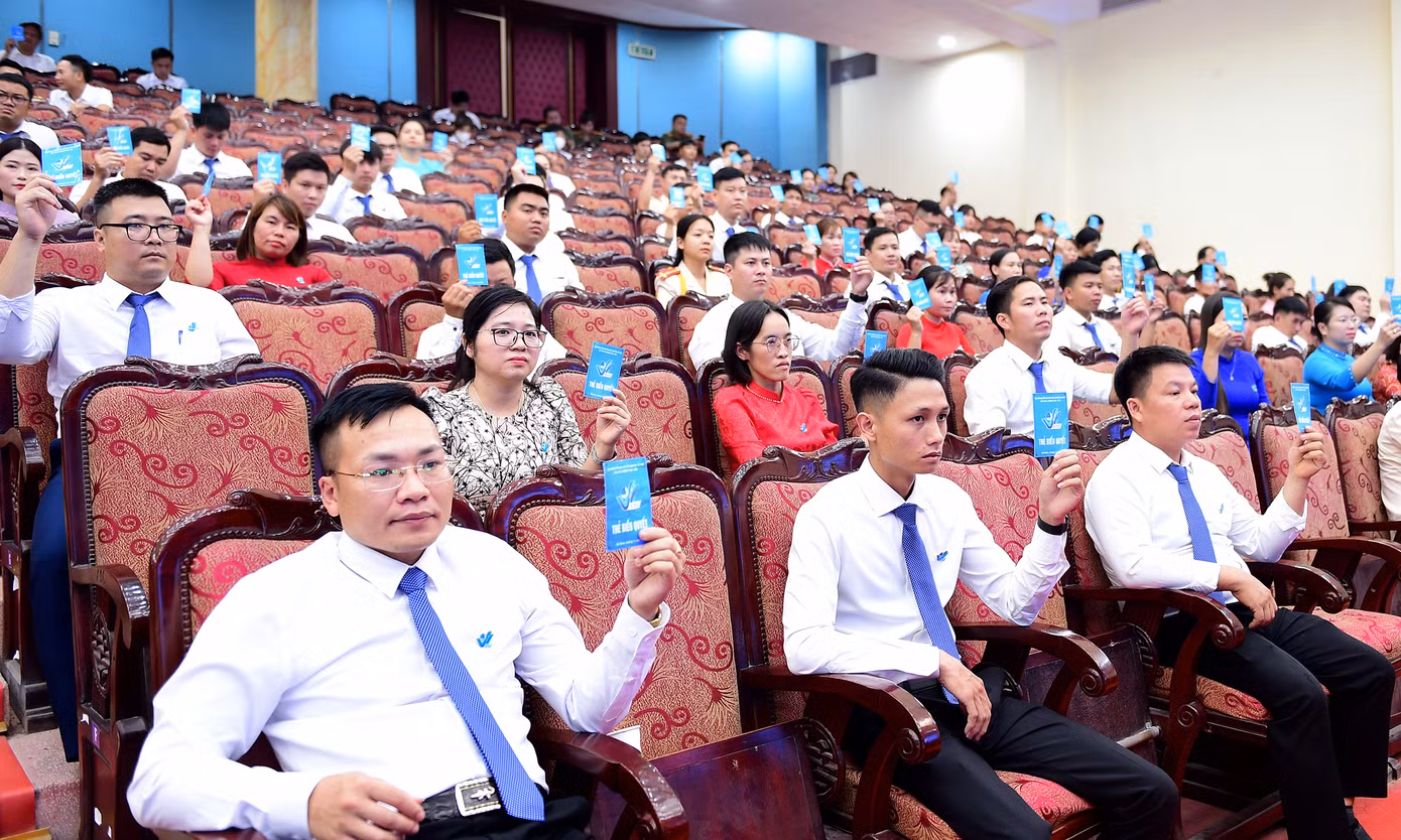 Đoàn Chủ tịch và các đại biểu tham biểu quyết hiệp thương tại Đại hội.