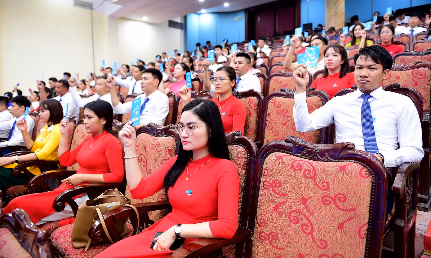 Đoàn Chủ tịch và các đại biểu tham biểu quyết hiệp thương tại Đại hội.