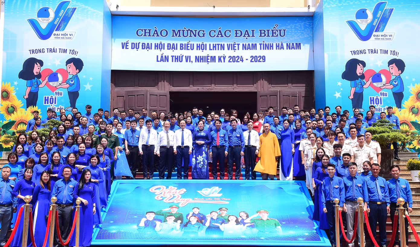 Các đại biểu chụp ảnh lưu niệm