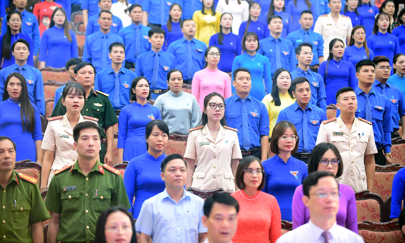 Các đại biểu thực hiện lễ chào cờ tại Đại hội.